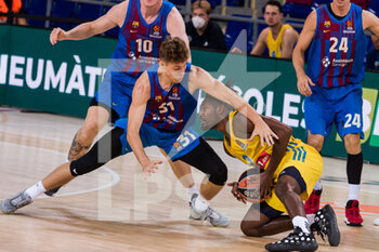 2021-10-01 - Jaleen Smith of Alba Berlin fights with Rokas Jokubaitis of FC Barcelona during the Turkish Airlines EuroLeague basketball match between FC Barcelona and Alba Berlin on October 1, 2021 at Palau Blaugrana in Barcelona, Spain - FC BARCELONA VS ALBA BERLIN - EUROLEAGUE - BASKETBALL