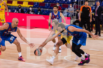 2021-10-01 - Luke Sikma of Alba Berlin fights with Nikola Mirotic of FC Barcelona during the Turkish Airlines EuroLeague basketball match between FC Barcelona and Alba Berlin on October 1, 2021 at Palau Blaugrana in Barcelona, Spain - FC BARCELONA VS ALBA BERLIN - EUROLEAGUE - BASKETBALL