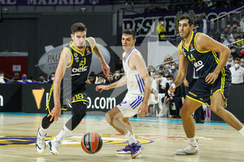 2021-10-21 - Nando de Colo of Fenerbahce, Carlos Alocen Arrondo of Real Madrid and Ahmet Duverioglu of Fenerbahce during the Turkish Airlines Euroleague basketball match between Real Madrid and Fenerbahce on October 21, 2021 at Wizink Center in Madrid, Spain - REAL MADRID VS FENERBAHCE - EUROLEAGUE - BASKETBALL