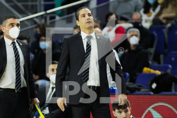 2021-12-02 - Coach Giannis Sfairopoulos of Maccabi Tel Aviv during the Turkish Airlines Euroleague basketball match between Real Madrid and Maccabi Playtika Tel Aviv on December 2, 2021 at Wizink Center in Madrid, Spain - REAL MADRID VS MACCABI PLAYTIKA TEL AVIV - EUROLEAGUE - BASKETBALL