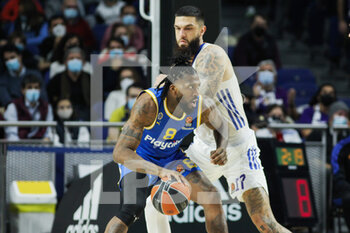 2021-12-02 - Jalen Reynolds of Maccabi Tel Aviv and Vincent Poirier of Real Madrid during the Turkish Airlines Euroleague basketball match between Real Madrid and Maccabi Playtika Tel Aviv on December 2, 2021 at Wizink Center in Madrid, Spain - REAL MADRID VS MACCABI PLAYTIKA TEL AVIV - EUROLEAGUE - BASKETBALL