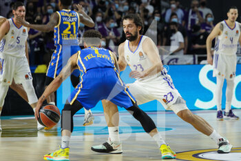 2021-12-02 - Scottie Wilbekin of Maccabi Tel Aviv and Sergio Llull Melia of Real Madrid during the Turkish Airlines Euroleague basketball match between Real Madrid and Maccabi Playtika Tel Aviv on December 2, 2021 at Wizink Center in Madrid, Spain - REAL MADRID VS MACCABI PLAYTIKA TEL AVIV - EUROLEAGUE - BASKETBALL