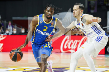 2021-12-02 - Keenan Evans of Maccabi Tel Aviv and Thomas Heurtel of Real Madrid during the Turkish Airlines Euroleague basketball match between Real Madrid and Maccabi Playtika Tel Aviv on December 2, 2021 at Wizink Center in Madrid, Spain - REAL MADRID VS MACCABI PLAYTIKA TEL AVIV - EUROLEAGUE - BASKETBALL