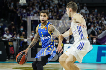 2021-12-02 - Scottie Wilbekin of Maccabi Tel Aviv and Fabien Causer of Real Madrid during the Turkish Airlines Euroleague basketball match between Real Madrid and Maccabi Playtika Tel Aviv on December 2, 2021 at Wizink Center in Madrid, Spain - REAL MADRID VS MACCABI PLAYTIKA TEL AVIV - EUROLEAGUE - BASKETBALL