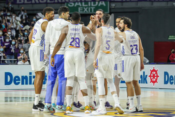 2021-12-02 - Players of Real Madrid celebrate the victory after the Turkish Airlines Euroleague basketball match between Real Madrid and Maccabi Playtika Tel Aviv on December 2, 2021 at Wizink Center in Madrid, Spain - REAL MADRID VS MACCABI PLAYTIKA TEL AVIV - EUROLEAGUE - BASKETBALL