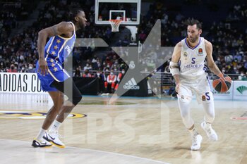 2021-12-02 - Rodolfo Fernandez "Rudy" of Real Madrid and Jalen Reynolds of Maccabi Playtika Tel Aviv during the Turkish Airlines Euroleague basketball match between Real Madrid and Maccabi Playtika Tel Aviv on December 2, 2021 at Wizink Center in Madrid, Spain - REAL MADRID VS MACCABI PLAYTIKA TEL AVIV - EUROLEAGUE - BASKETBALL