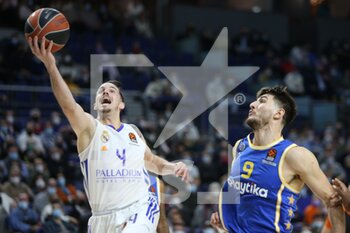 2021-12-02 - Thomas Heurtel of Real Madrid and Roman Sorkin of Maccabi Playtika Tel Aviv during the Turkish Airlines Euroleague basketball match between Real Madrid and Maccabi Playtika Tel Aviv on December 2, 2021 at Wizink Center in Madrid, Spain - REAL MADRID VS MACCABI PLAYTIKA TEL AVIV - EUROLEAGUE - BASKETBALL