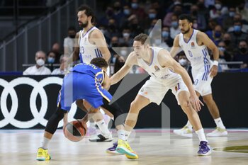 2021-12-02 - Fabien Causeur of Real Madrid during the Turkish Airlines Euroleague basketball match between Real Madrid and Maccabi Playtika Tel Aviv on December 2, 2021 at Wizink Center in Madrid, Spain - REAL MADRID VS MACCABI PLAYTIKA TEL AVIV - EUROLEAGUE - BASKETBALL