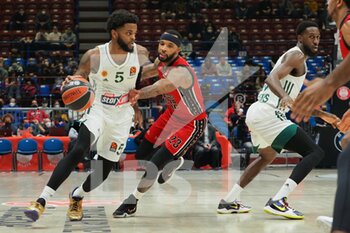 2021-12-14 - Daryl Macon jr from Panathinaikos Superfood Athens and Malcom Delaney (AX Armani Exchange Olimpia Milano)  - A|X ARMANI EXCHANGE MILANO VS PANATHINAIKOS SUPERFOOD ATHENS - EUROLEAGUE - BASKETBALL