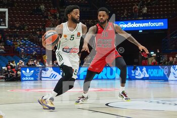 2021-12-14 - Daryl Macon jr from Panathinaikos Superfood Athens thwarted by Troy Daniels from AX Armani Exchange Olimpia Milano  - A|X ARMANI EXCHANGE MILANO VS PANATHINAIKOS SUPERFOOD ATHENS - EUROLEAGUE - BASKETBALL