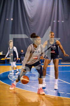 2021-11-09 - Endy Miyem of France controls the ball during the French women's team training on November 9, 2021 at INSEP in Paris, France - FRENCH WOMEN'S TEAM TRAINING - EVENTS - BASKETBALL