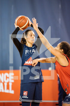 2021-11-09 - Sarah Michel of France controls the ball during the French women's team training on November 9, 2021 at INSEP in Paris, France - FRENCH WOMEN'S TEAM TRAINING - EVENTS - BASKETBALL