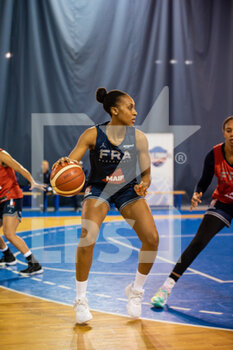 2021-11-09 - Sandrine Gruda of France controls the ball during the French women's team training on November 9, 2021 at INSEP in Paris, France - FRENCH WOMEN'S TEAM TRAINING - EVENTS - BASKETBALL
