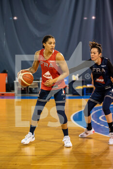 2021-11-09 - Gabby Williams of France controls the ball during the French women's team training on November 9, 2021 at INSEP in Paris, France - FRENCH WOMEN'S TEAM TRAINING - EVENTS - BASKETBALL