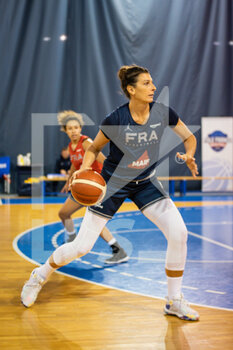 2021-11-09 - Helena Ciak of France controls the ball during the French women's team training on November 9, 2021 at INSEP in Paris, France - FRENCH WOMEN'S TEAM TRAINING - EVENTS - BASKETBALL
