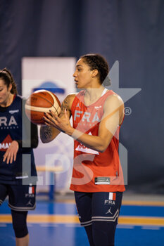 2021-11-09 - Gabby Williams of France controls the ball during the French women's team training on November 9, 2021 at INSEP in Paris, France - FRENCH WOMEN'S TEAM TRAINING - EVENTS - BASKETBALL