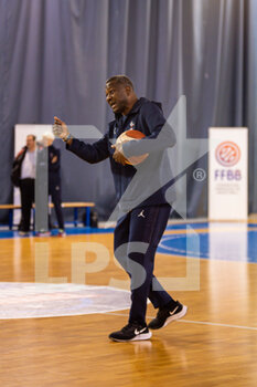 2021-11-09 - Jean Aime Toupane head coach of France reacts during the French women's team training on November 9, 2021 at INSEP in Paris, France - FRENCH WOMEN'S TEAM TRAINING - EVENTS - BASKETBALL