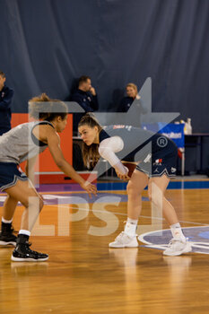 2021-11-09 - Marie Eve Paget of France controls the ball during the French women's team training on November 9, 2021 at INSEP in Paris, France - FRENCH WOMEN'S TEAM TRAINING - EVENTS - BASKETBALL