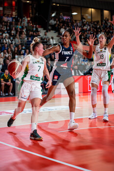 2021-11-14 - Santa Baltkojiene of Lithuania and Sandrine Gruda of France during the FIBA Women's EuroBasket 2023, Qualifiers Group B Basketball match between France and Lithuania on November 14, 2021 at Palacium in Villeneuve-d'Ascq, France - FIBA WOMEN'S EUROBASKET 2023, QUALIFIERS GROUP B - FRANCE VS LITHUANIA - INTERNATIONALS - BASKETBALL