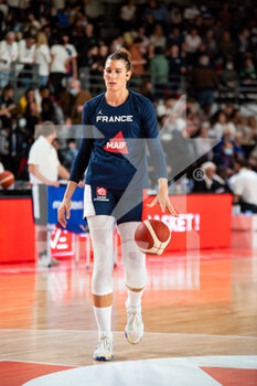 2021-11-14 - Helena Ciak of France controls the ball during the FIBA Women's EuroBasket 2023, Qualifiers Group B Basketball match between France and Lithuania on November 14, 2021 at Palacium in Villeneuve-d'Ascq, France - FIBA WOMEN'S EUROBASKET 2023, QUALIFIERS GROUP B - FRANCE VS LITHUANIA - INTERNATIONALS - BASKETBALL