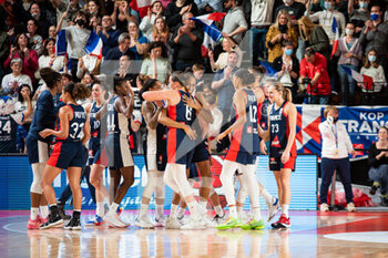 2021-11-14 - The players of France celebrate the victory after the FIBA Women's EuroBasket 2023, Qualifiers Group B Basketball match between France and Lithuania on November 14, 2021 at Palacium in Villeneuve-d'Ascq, France - FIBA WOMEN'S EUROBASKET 2023, QUALIFIERS GROUP B - FRANCE VS LITHUANIA - INTERNATIONALS - BASKETBALL