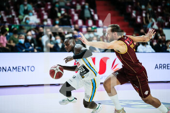 2021-09-26 - Vojislav Stojanovic del Vanoli Basket Cremona e Stefano Tonut (Umana Reyer Venezia) - UMANA REYER VENEZIA VS VANOLI BASKET CREMONA - ITALIAN SERIE A - BASKETBALL