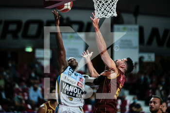 2021-09-26 - Vojislav Stojanovic del Vanoli Basket Cremona e Mitchell Watt (Umana Reyer Venezia) - UMANA REYER VENEZIA VS VANOLI BASKET CREMONA - ITALIAN SERIE A - BASKETBALL