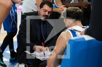 2021-10-03 - Alessandro Magro - Head coach of Germani Basket Brescia durante un time-out. - GERMANI BRESCIA VS BERTRAM DERTHONA TORTONA - ITALIAN SERIE A - BASKETBALL
