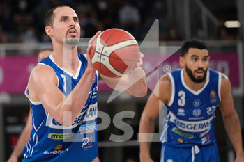 2021-10-03 - John Petrucelli - Germani Basket Brescia al tiro libero. - GERMANI BRESCIA VS BERTRAM DERTHONA TORTONA - ITALIAN SERIE A - BASKETBALL