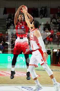 2021-10-10 - shoot by Devon Hall (AX Armani Exchange Olimpia Milano) thwarted by Alessandro Gentile (Openjobmetis Varese)   - OPENJOBMETIS VARESE VS A|X ARMANI EXCHANGE MILANO - ITALIAN SERIE A - BASKETBALL