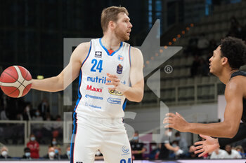 2021-10-24 - Michał Sokołowski - NutriBullet Treviso play the ball - DOLOMITI ENERGIA TRENTINO VS NUTRIBULLET TREVISO BASKET - ITALIAN SERIE A - BASKETBALL