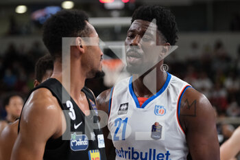 2021-10-24 - Discussion between Johnathan Williams - Aquila Basket Dolomiti Trentino Energia and Henry Sims - NutriBullet Treviso - DOLOMITI ENERGIA TRENTINO VS NUTRIBULLET TREVISO BASKET - ITALIAN SERIE A - BASKETBALL