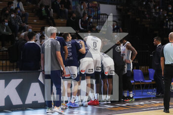 2021-10-23 - Happy Casa Brindisi during a time out - VANOLI BASKET CREMONA VS HAPPY CASA BRINDISI - ITALIAN SERIE A - BASKETBALL