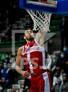 2021-10-31 - Paulius Sorokas (Varese) shots for a basket - NUTRIBULLET TREVISO BASKET VS OPENJOBMETIS VARESE - ITALIAN SERIE A - BASKETBALL