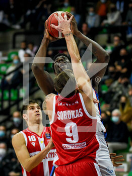 2021-10-31 - Henry Sims (Treviso) shot to basket thwarted by Paulius Sorokas (Varese) - NUTRIBULLET TREVISO BASKET VS OPENJOBMETIS VARESE - ITALIAN SERIE A - BASKETBALL