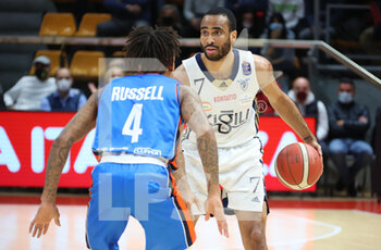 2021-11-07 - Jabril Durham (Fortitudo Kigili Bologna)  thwarted by  Dewanyne Russell (Nutribullet Treviso Basket) during the series A1 italian LBA basketball championship match Kigili Fortitudo Bologna Vs. Nutribullet Treviso Basket at the Paladozza sports palace - Bologna, November 7, 2021 - Photo: Michele Nucci - FORTITUDO BOLOGNA VS NUTRIBULLET TREVISO BASKET - ITALIAN SERIE A - BASKETBALL