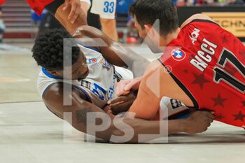 2021-11-21 - Henry Sims (Nutribullet Treviso Basket) and Giampaolo Ricci from AX Armani Exchange Olimpia Milano  - A|X ARMANI EXCHANGE MILANO VS NUTRIBULLET TREVISO BASKET - ITALIAN SERIE A - BASKETBALL