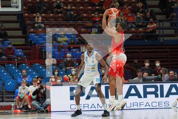 2021-11-21 - Kyle Hines (AX Armani Exchange Olimpia Milano) and Henry Sims (Nutribullet Treviso Basket)  - A|X ARMANI EXCHANGE MILANO VS NUTRIBULLET TREVISO BASKET - ITALIAN SERIE A - BASKETBALL