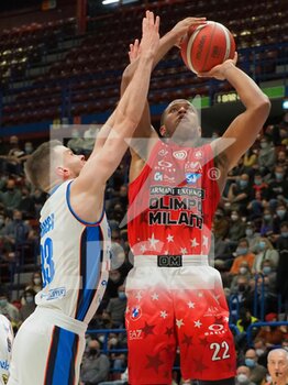 2021-11-21 - Devon Hall (AX Armani Exchange Olimpia Milano) and Tomas Dimsa (Nutribullet Treviso Basket)  - A|X ARMANI EXCHANGE MILANO VS NUTRIBULLET TREVISO BASKET - ITALIAN SERIE A - BASKETBALL