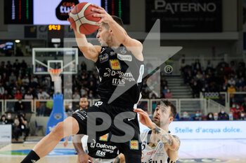 2021-11-21 - Diego Flaccadori - Aquila Basket Dolomiti Trentino Energia pulling down the rebound. - DOLOMITI ENERGIA TRENTINO VS FORTITUDO BOLOGNA - ITALIAN SERIE A - BASKETBALL