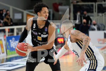 2021-11-21 - Cameron Reynolds - Aquila Basket Dolomiti Trentino Energia play the ball. - DOLOMITI ENERGIA TRENTINO VS FORTITUDO BOLOGNA - ITALIAN SERIE A - BASKETBALL