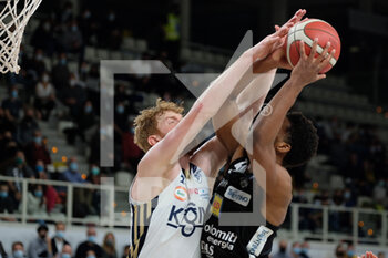 2021-11-21 - Wesley Saunders - Aquila Basket Dolomiti Trentino Energia thwarted by Geoffrey Groselle - Fortitudo Kigili Bologna - DOLOMITI ENERGIA TRENTINO VS FORTITUDO BOLOGNA - ITALIAN SERIE A - BASKETBALL