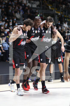 2021-12-05 - Kevin Hervey (Segafredo Virtus Bologna) leaves the field after injuring a knee during the series A1 italian LBA basketball championship match Segafredo Virtus Bologna Vs. Banco di Sardegna Sassari at the Segafredo Arena - Bologna, December 05, 2021 - Photo: Michele Nucci - VIRTUS SEGAFREDO BOLOGNA VS BANCO DI SARDEGNA SASSARI - ITALIAN SERIE A - BASKETBALL