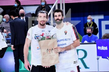 2021-12-12 - Toto Forray (Captain Dolomiti energia Trentino) and Ariel Filloy (Derthona Basket Tortona) both players from Argentina - DOLOMITI ENERGIA TRENTINO VS BERTRAM DERTHONA TORTONA - ITALIAN SERIE A - BASKETBALL