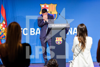 2021-08-08 - Lionel "Leo" Messi in tears during his press conference to talk about his departure from FC Barcelona on August 8, 2021 at Camp Nou stadium in Barcelona, Spain - Photo Marc Gonzalez Aloma / Spain DPPI / DPPI - LIONEL LEO MESSI IN PRESSE CONFERENCE - OTHER - SOCCER