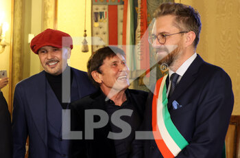 2021-11-17 - Ceremony conferring honorary citizenship to Bologna FC football team coach Sinisa Mihajlovic with  singer Gianni Morandi and mayor Matteo Lepore - Bologna, November 17, 2021 - foto stringer  - DELIVERY OF HONORARY CITIZENSHIP TO SINISA MIHAJLOVIć, HEAD COACH OF BOLOGNA CALCIO - OTHER - SOCCER