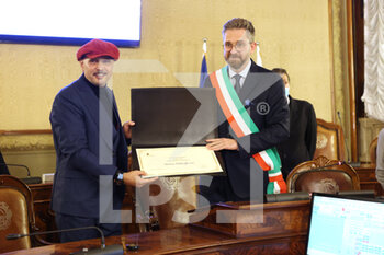 2021-11-17 - Ceremony conferring honorary citizenship to Bologna FC football team coach Sinisa Mihajlovic with mayor Matteo Lepore - with wife Arianna  - Bologna, November 17, 2021 - foto stringer  - DELIVERY OF HONORARY CITIZENSHIP TO SINISA MIHAJLOVIć, HEAD COACH OF BOLOGNA CALCIO - OTHER - SOCCER