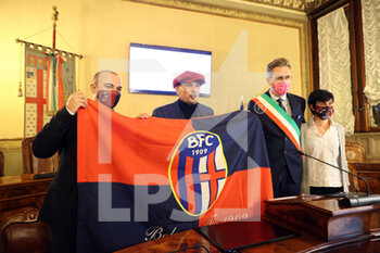 2021-11-17 - Ceremony conferring honorary citizenship to Bologna FC football team coach Sinisa Mihajlovic with mayor Matteo Lepore - Bologna, November 17, 2021 - foto stringer  - DELIVERY OF HONORARY CITIZENSHIP TO SINISA MIHAJLOVIć, HEAD COACH OF BOLOGNA CALCIO - OTHER - SOCCER