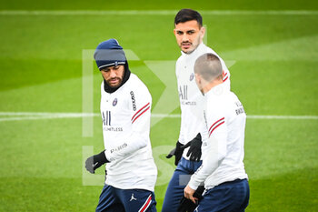 2021-11-19 - NEYMAR JR of PSG and Leandro PAREDES of PSG during the training of the Paris Saint-Germain team on November 19, 2021 at Camp des Loges in Saint-Germain-en-Laye, France - TRAINING OF THE PARIS SAINT-GERMAIN TEAM - OTHER - SOCCER