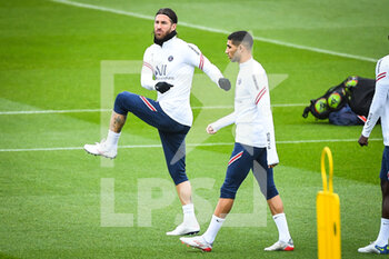2021-11-19 - Sergio RAMOS of PSG and Achraf HAKIMI of PSG during the training of the Paris Saint-Germain team on November 19, 2021 at Camp des Loges in Saint-Germain-en-Laye, France - TRAINING OF THE PARIS SAINT-GERMAIN TEAM - OTHER - SOCCER